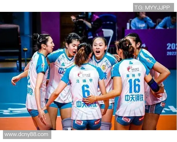 重庆排球队在全国锦标赛中以60分稳居积分榜首位展现强劲实力